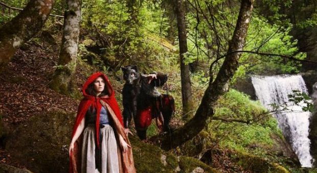 Amanda Knox su Instagram: è Cappuccetto Rosso nella foresta