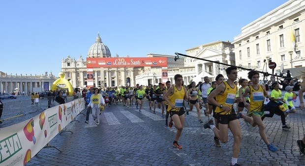 La corsa dei Santi è da record: in 7.500 al via. Vincono i keniani