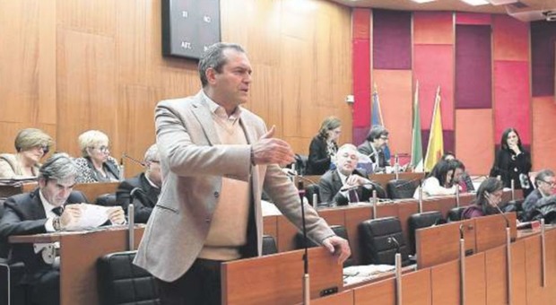 «Pd, pronte le cinque firme per sfiduciare il sindaco de Magistris»