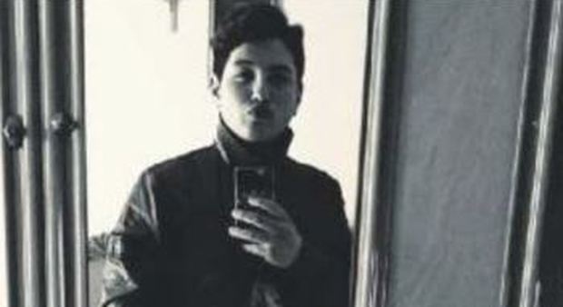 Nicholas, ucciso a 17 anni nella faida di camorra: è caccia all'assassino minorenne