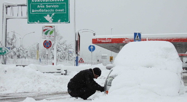 Nord-Italia in bianco, nevica ancora: strade bloccate, treni in tilt