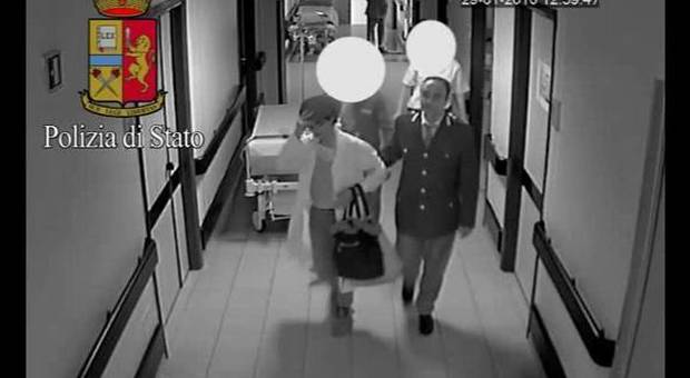 Travestita da medico con mascherina e cuffia svuotava gli armadietti dell'ospedale: arrestata -Guarda