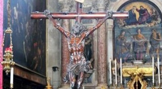 Venezia, sputi in chiesa sul crocifisso. Il prete: "Sono state 4 donne islamiche con il velo"