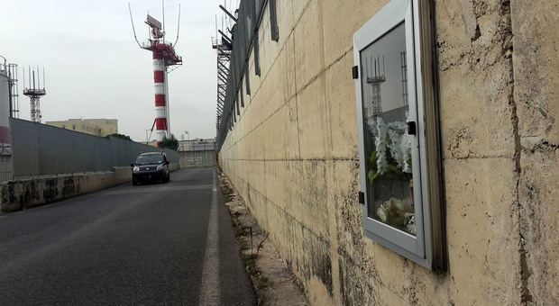 Aeroporto, una nicchia nel muro in zona militare: nessuno ha visto