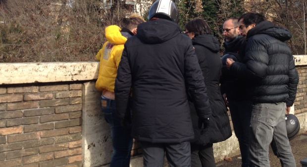 Roma, ragazzo sta per buttarsi dal ponte: i passanti fanno una colletta e lo salvano