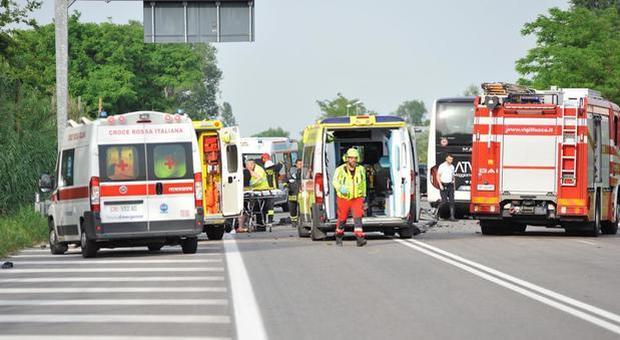 Incidente frontale tra un bus e un'auto: due persone morte vicino all'aeroporto di Tessera
