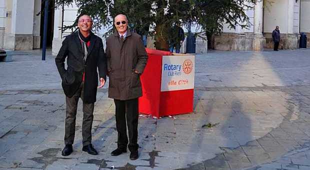 L'albero di Natale in piazza donato dal Rotary Club Rieti