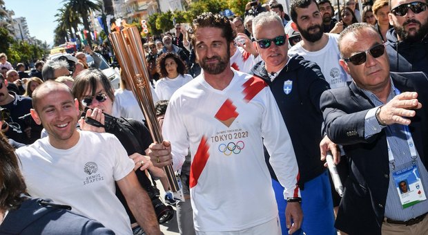 Gerard Butler con la fiaccola olimpica tra la folla di Sparta