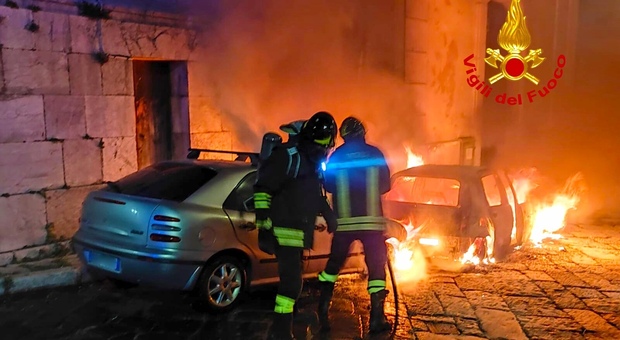 Incendio a Boscoreale domato dai vigili: 4 auto distrutte