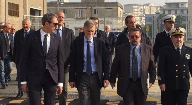 Napoli, il ministro Delrio in visita al cantiere di dragaggio della Diga Foranea Duca D’Aosta