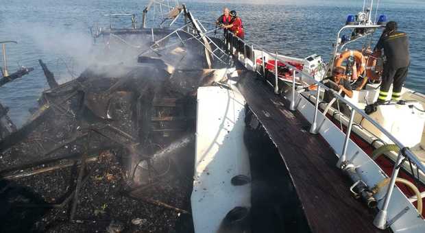 Yacht di 10 metri in fiamme nella laguna di Grado: a bordo 7 persone