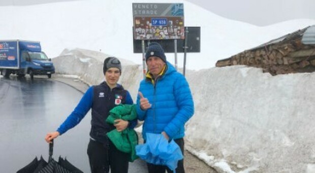 Giorgia Marchet, azzurra di mtb, con il padre Corrado, campione di paracadutismo, stamattina sul Giau