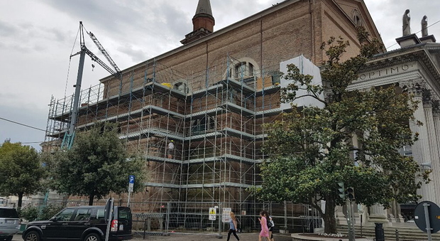 Nel Duomo piove: la parrocchia lancia una colletta per riparare il tetto