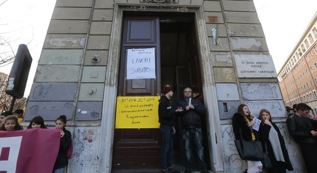Roma, sit-in al liceo Caravillani. L'allarme di prof e alunni: «Chiuso da un anno per il terremoto»