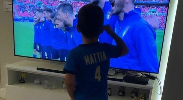 Spinazzola, le foto del figlio Mattia che fa il tifo per lui durante Italia-Belgio