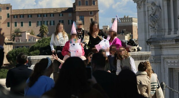 Roma, festa di ragazze spagnole al Vittoriano: il party mascherato tra urla e schiamazzi (e turisti increduli)