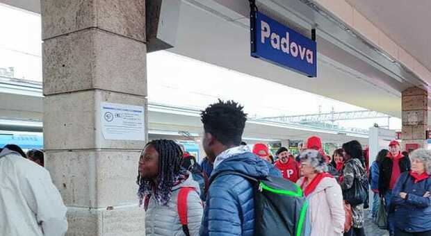 Lavoratori in attesa del treno (foto dal profilo fb di Sara Quartarella)
