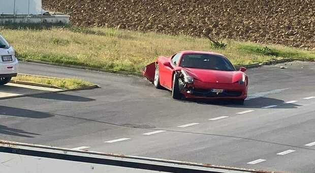 Curva maledetta, (altra) Ferrari distrutta: fuori strada fotocopia in via Molino Basso a Osimo