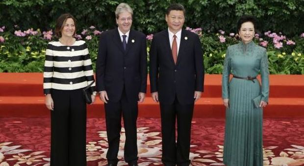 Il presidente cinese Xi Jinping e sua moglie Peng Liyuan con il premier Paolo Gentiloni e sua moglie Emanuela Mauro