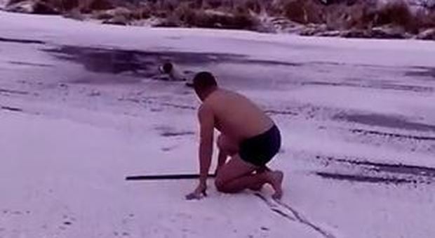 Si tuffa nel lago gelato per salvare il suo cane intrappolato nel ghiaccio