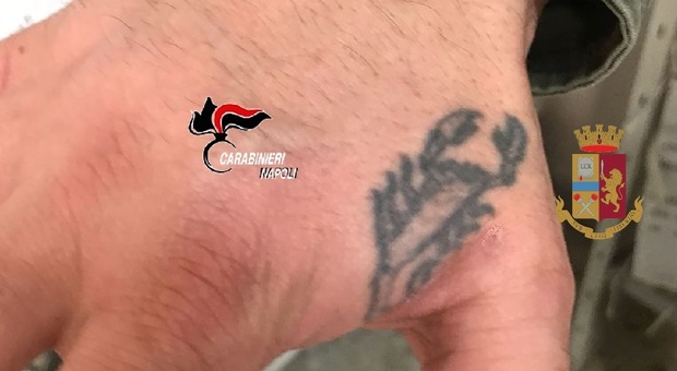 Arrestato autore di sei rapine: tradito dallo scorpione tatuato su una mano