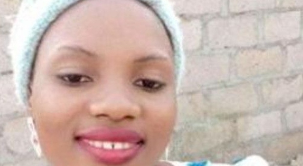 Deborah, giovane studentessa cristiana lapidata e bruciata in Nigeria «per un commento contro Maometto»