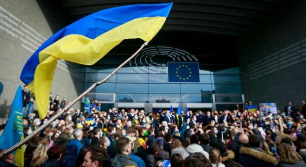 Ucraina, prima luce verde per l'ammissione all'Unione Europea: Draghi ha convinto Francia e Germania