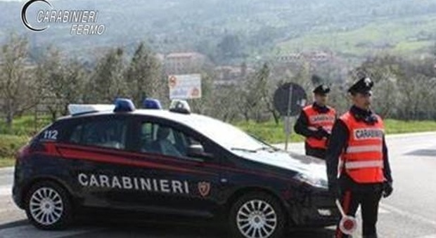 Guida senza patente, brucia l'alt dei carabinieri e lancia loro il casco: 20enne nei guai