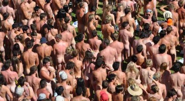Nuova Zelanda, si buttano nudi nell'oceano per entrare nel Guinness