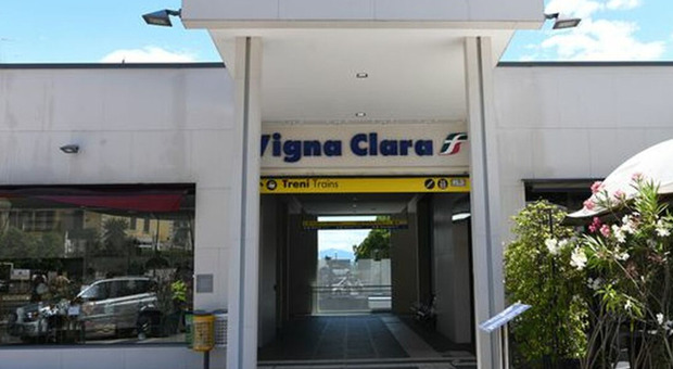 Stazione di Vigna Clara, un treno ogni due ore. La petizione dei cittadini: «Aumentate le corse»