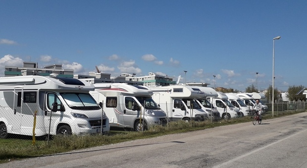 Polemica sul parcheggio a Fano, la presidente dei camperisti: «Campeggi troppo cari, costano quanto un albergol»