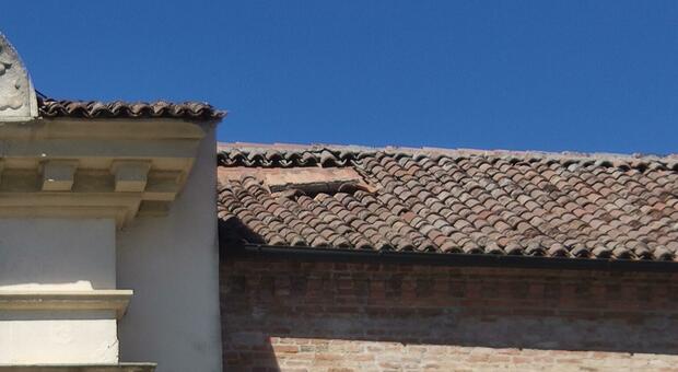 Il dettaglio del cedimento sul tetto della chiesa di Santa Maria dei Sabbioni, annessa al cimitero.