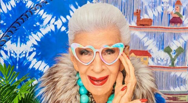Iris Apfel, morta la modella e influencer di 102 anni La frase che la lanciò: «Non sei carina, ma hai stile»