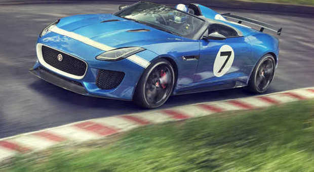 La Jaguar Project 7 che sarà svelata a Goodwood in prova in pista