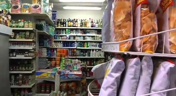 Roma, rapina con le spranghe al minimarket: titolare in fin di vita, due arresti