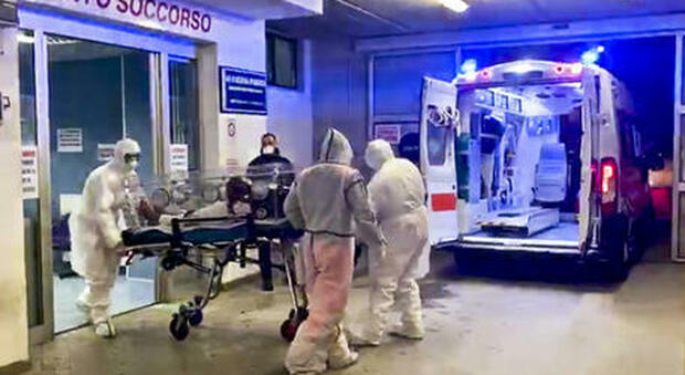Covid a Salerno: donna muore in ospedale, i parenti aggrediscono il medico