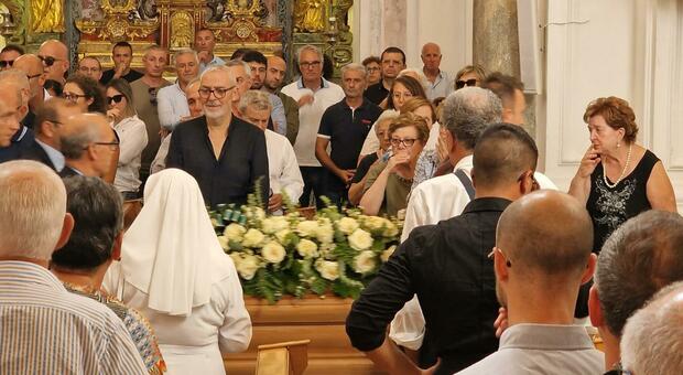 Marisa Leo uccisa dall'ex, emozione e lacrime al funerale. Il vescovo: «Non ho parole per tanto dolore»