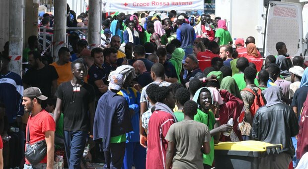 Migranti, emergenza Porto Empedocle: caos e fughe dopo lo stop ai trasferimenti, poi interviene il prefetto