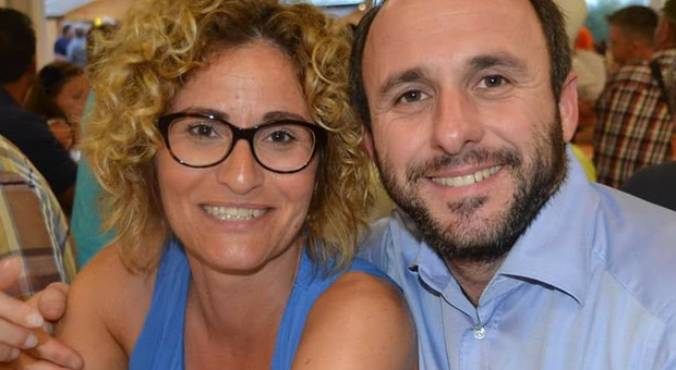 Paolo Sant, ex corridore morto a 44 anni, sorridente insieme alla compagna Vania Bottega