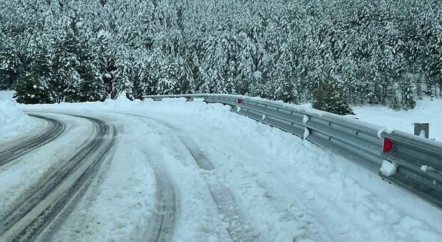 Monte Piselli con la neve ma la strada è ancora chiusa: per sciare bisognerà avere pazienza e aspettare qualche giorno
