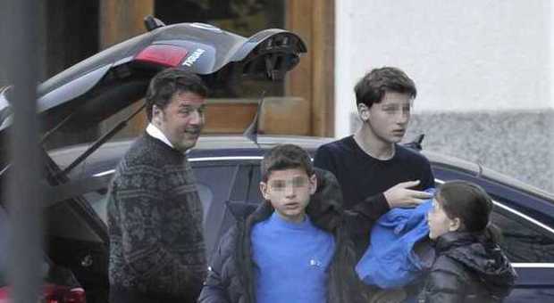Renzi in vacanza a Courmayeur, i figli lanciano palle di neve ai fotografi