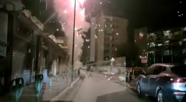 Barra, strada bloccata per sparare fuochi d'artificio. Borrelli: «Barbara tradizione»