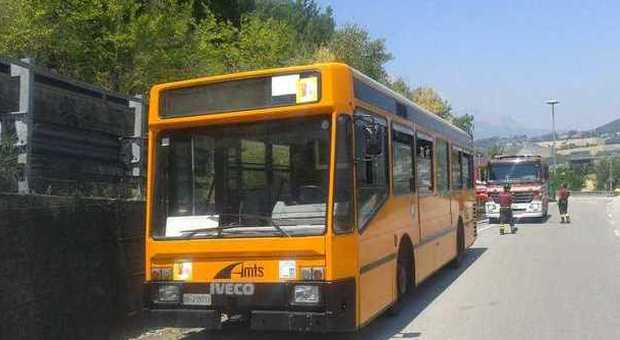 Benevento, autobus in fiamme: paura a bordo per conducente e passeggeri