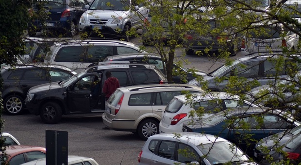 Un parcheggiatore abusivo chiede l'elemosina vicino all'ospedale di Vicenza