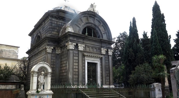 Napoli, raid al cimitero: profanata la tomba del compositore Thalberg
