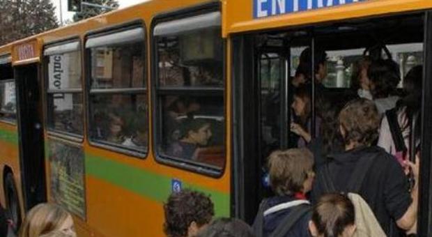 Civitanova, aggrediscono autista del bus che li rimprovera: ragazzini identificati