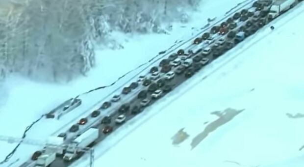 Automobilisti bloccati nel traffico per 24 ore: 64 chilometri di coda per una tempesta di neve in Virginia