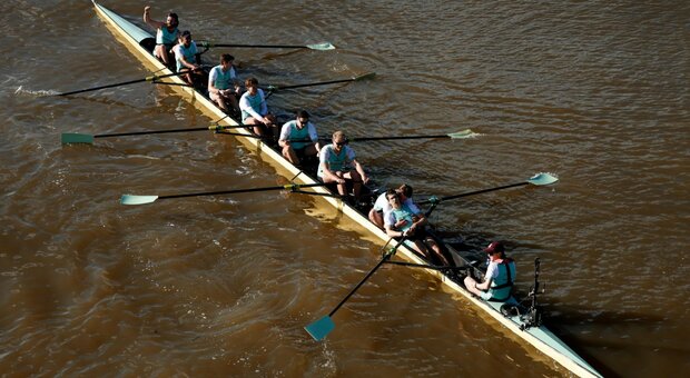 Oxford-Cambridge, malore per i canottieri a causa delle acque inquinate del Tamigi