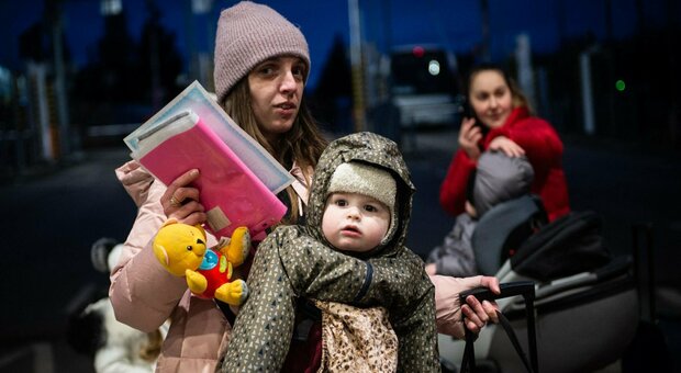 Ucraina, giocattoli e cellulari bomba lanciati dagli aerei russi. L'allarme di Kiev: «Attenti ai bambini»