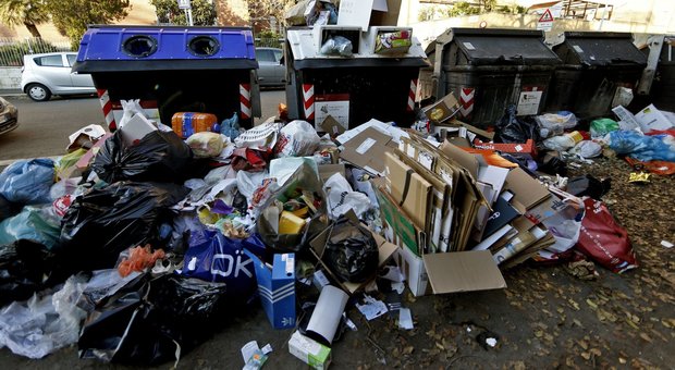 Inchiesta sui rifiuti a Roma: assenteisti dell’Ama nel mirino dei pm